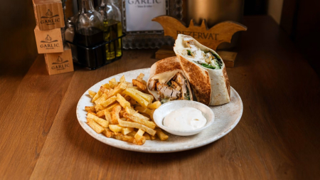 BURGERS & WRAPS - CHICKEN WRAP, CARTOFI PRĂJIȚI & GARLIC SOS