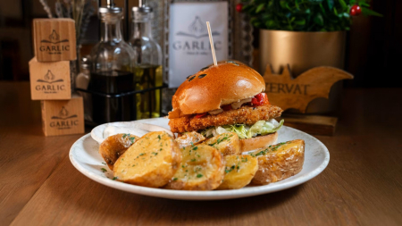 BURGERS & WRAPS - GARLIC CHICKEN BURGER, CARTOFI RĂSCOPȚI CU USTUROI & GARLIC SOS