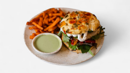 BURGERS & WRAPS - HALLOUMI MUFFIN, CARTOFI DULCI PRĂJIȚI & GREEN SOS