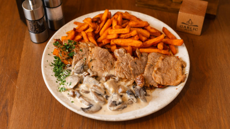 FEL PRINCIPAL - MUȘCHIULEȚ, CARTOFI DULCI PRĂJIȚI ȘI SOS GORGONZOLA CU CIUPERCI