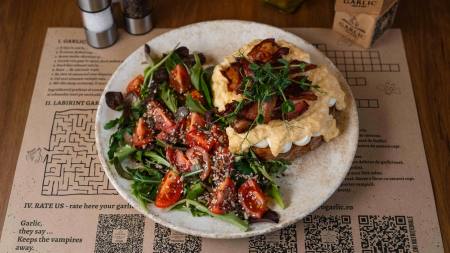 MIC DEJUN - Scrambled & bacon