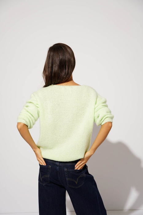 Pulover dama vernil pufos cu decolteu in V [3]