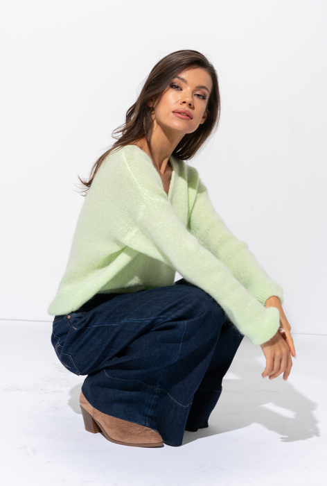 Pulover dama vernil pufos cu decolteu in V [2]