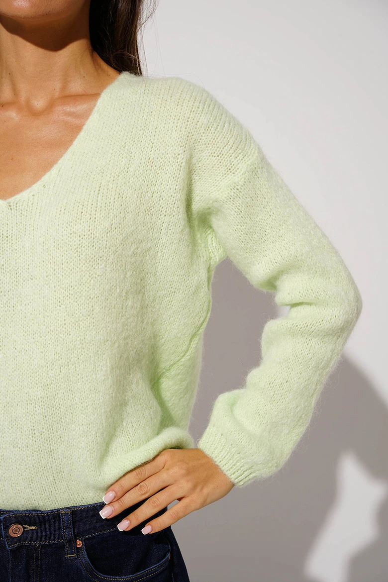 Pulover dama vernil pufos cu decolteu in V [5]