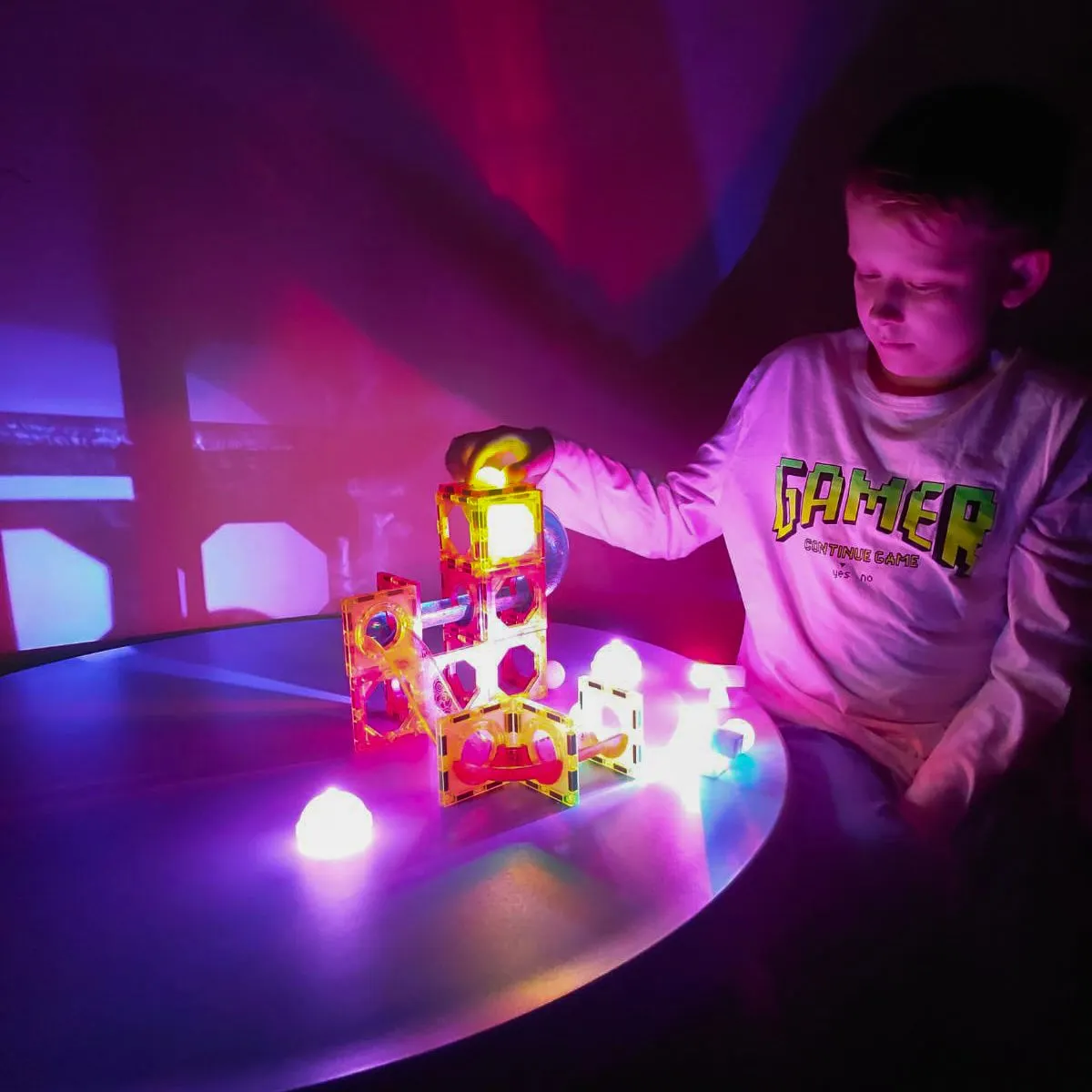 Set constructie magnetic cu circuit pentru bile, 77 piese, blocuri 3D, bile si elemente luminoase, STEM, multicolor [8]