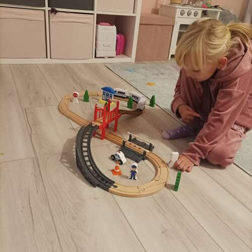 Set trenulet electric din lemn Kruzzel, 37 piese, sina 3.2 m, pod suspendat, bariere si accesorii, conectare magnetica, 85 x 42 cm, 3+ ani [7]
