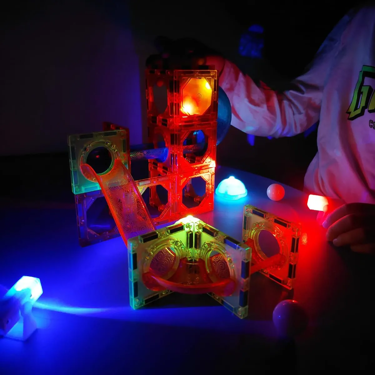 Set constructie magnetic cu circuit pentru bile, 77 piese, blocuri 3D, bile si elemente luminoase, STEM, multicolor [11]