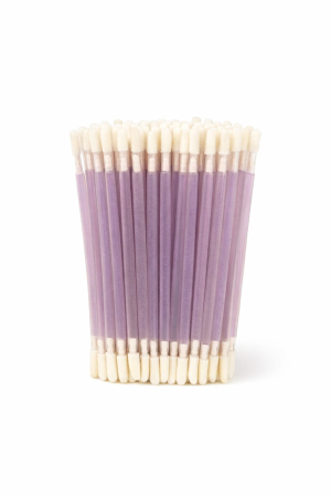 Consumabile - O imagine de prim-plan a mai multor aplicatoare microbrush colorate (de exemplu, albastre și verzi), cu capetele de micro-fibră orientate în sus, așezate într-un recipient transparent.