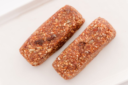 Pentru femei 40+ - Glow & Balance Bar raw vegan fără zahăr 2 x 60 gr - Deserturi sănătoase GoVeggie
