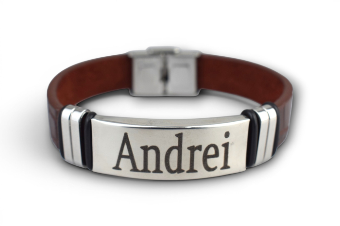 Brățară din piele cu textură croco și plăcuță metalică lată – Personalizabil prin gravură - Maro [2]