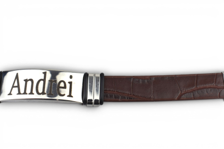 Brățară din piele cu textură croco și plăcuță metalică lată – Personalizabil prin gravură - Maro [5]