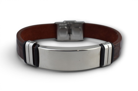 Bijuterii personalizabile - Brățară din piele cu textură croco și plăcuță metalică lată – Personalizabil prin gravură - Maro
