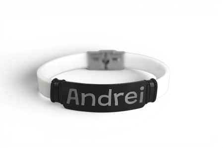 Brățară din silicon cu plăcuță metalică – Gravură personalizată - Alb
