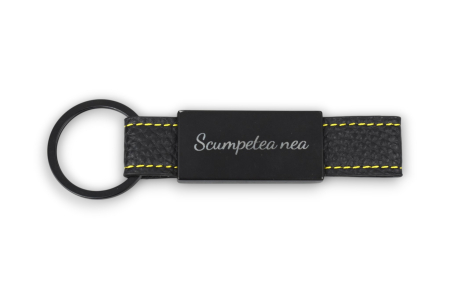 Breloc din piele ecologică și metal, cusătură galbenă – Personalizabil prin gravură [1]