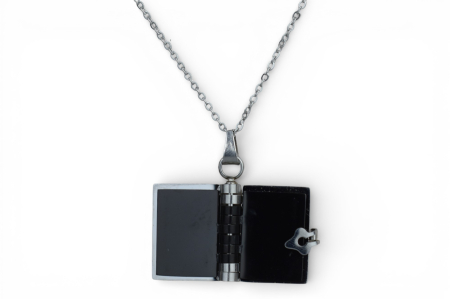 Lănțișor personalizat tip carte cu inimă – medalion secret gravabil - Negru [2]