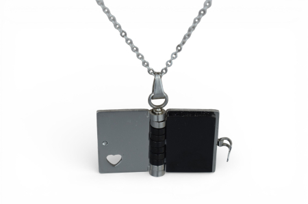 Lănțișor personalizat tip carte cu inimă – medalion secret gravabil - Negru [1]