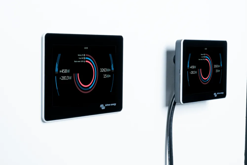 Victron GX Touch 50 display touchscreen de 5 inch pentru monitorizarea si controlul sistemelor energetice conectate la Cerbo GX. [14]