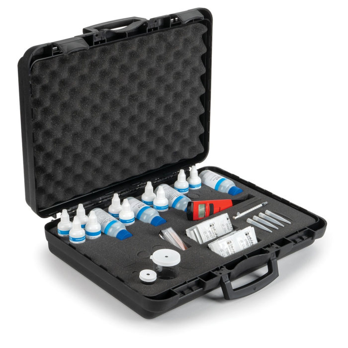 Kit de testare a calității apei; alcalinitate (ca CaCO3), clorură, duritate ca (CaCO3), fier, pH și sulfit (ca Na2SO3) [1]