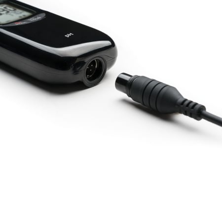 pH-metru portabil, impermeabil, sonda pH protejata de o teaca din titan [4]