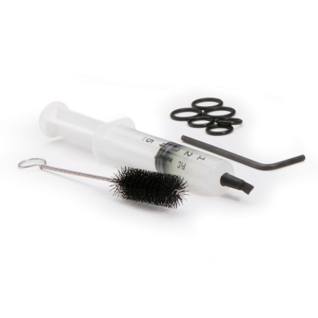 Kit de întreținere a sondei format din perie mică, cheie hexagonală mică, O-ring-uri pentru sondă (5) și seringă cu unsoare pentru lubrifierea O-ring-urilor. [1]