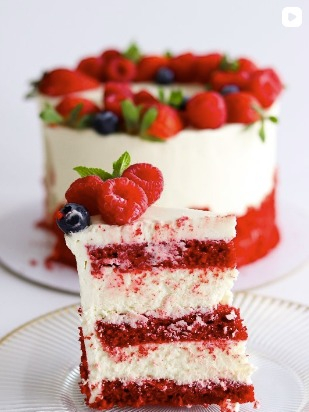 Torturi - Felie de tort Red Velvet cu cremă de brânză și fructe de pădure