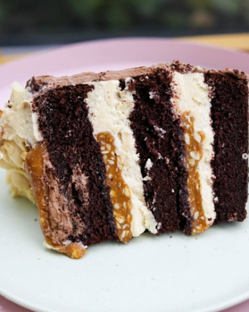 Torturi - Felie de tort cu cacao, cremă cu unt de arahide și caramel sărat