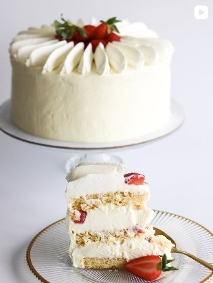 Torturi - Tort cu mousse de vanilie, decorat cu frișcă și căpșuni