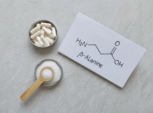 Beta-alanina și rezistența musculară: beneficii, dozaj și siguranță pentru sportivi și persoane active