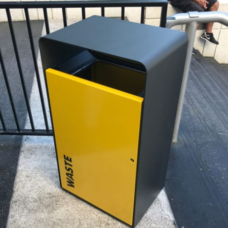Coșuri gunoi - Coș de gunoi exterior metalic cu ușă (Outdoor Trash Bin Cabinet)