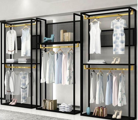 Cuiere & suport haine - Sistem expunere haine modular premium – mobilier retail metalic cu rafturi și bare aurii