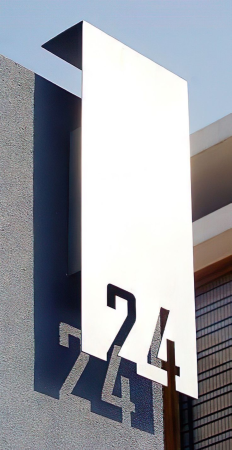 Totemuri - Totem publicitar exterior iluminat minimalist – panou vertical modern pentru semnalistică și branding