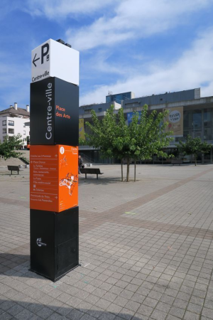 Totemuri - Totem urban informativ iluminat – panou direcțional exterior pentru orientare și semnalistică publică