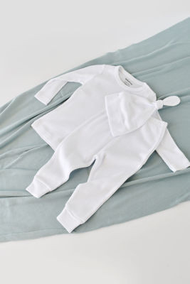 Set 3 piese: bluzita cu maneca lunga, pantaloni lungi si caciulita din bumbac organic si modal - alb, babycosy - imagine produs HeiBebe.ro [1]
