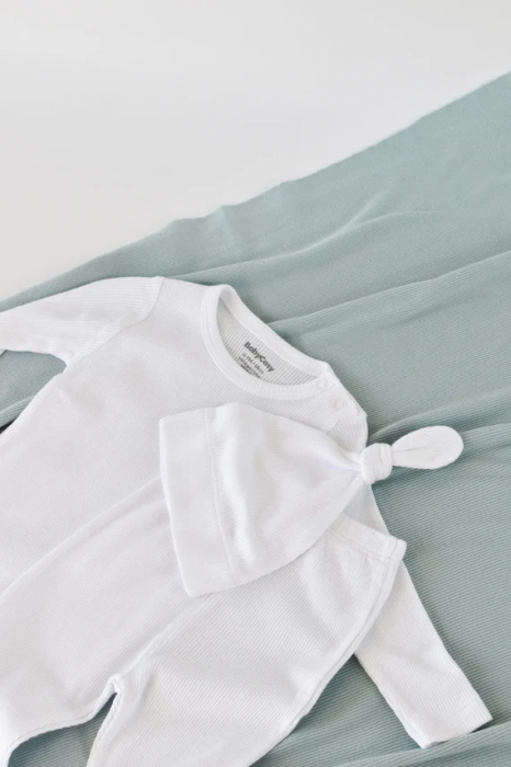 Set 3 piese: bluzita cu maneca lunga, pantaloni lungi si caciulita din bumbac organic si modal - alb, babycosy - imagine produs HeiBebe.ro [2]