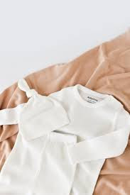Set 3 piese: bluzita cu maneca lunga, pantaloni lungi si caciulita din bumbac organic si modal - ecru, babycosy - imagine produs HeiBebe.ro [3]