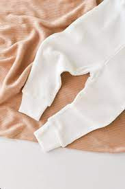 Set 3 piese: bluzita cu maneca lunga, pantaloni lungi si caciulita din bumbac organic si modal - ecru, babycosy - imagine produs HeiBebe.ro [2]
