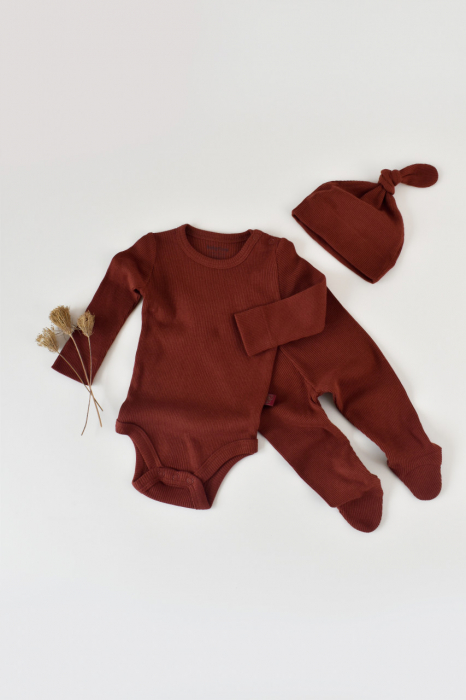 Set 3 piese: body cu maneca lunga, pantaloni lungi cu botosei si caciulita din bumbac organic si modal - caramiziu, babycosy - imagine produs HeiBebe.ro [1]