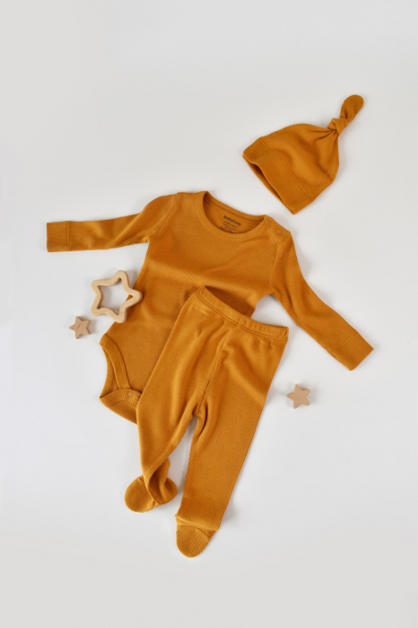 Set 3 piese: body cu maneca lunga, pantaloni lungi cu botosei si caciulita din bumbac organic si modal - mustar, babycosy - imagine produs HeiBebe.ro [1]