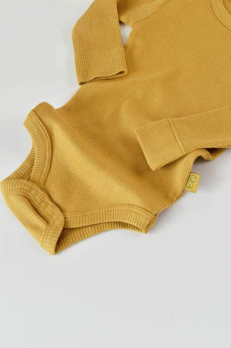 Set 3 piese: body cu maneca lunga, pantaloni lungi cu botosei si caciulita din bumbac organic si modal - sofran, babycosy - imagine produs HeiBebe.ro [5]