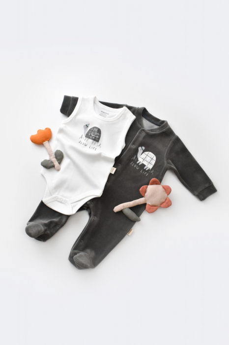 Set broscuta cu salopeta si body din 80%bumbac organic si 20% poliester - antracit, babycosy - imagine produs HeiBebe.ro [2]