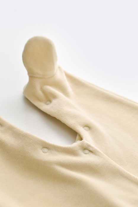 Set broscuta cu salopeta si body din 80%bumbac organic si 20% poliester - crem, babycosy - imagine produs HeiBebe.ro [7]