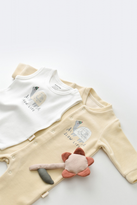 Set broscuta cu salopeta si body din 80%bumbac organic si 20% poliester - crem, babycosy - imagine produs HeiBebe.ro [3]
