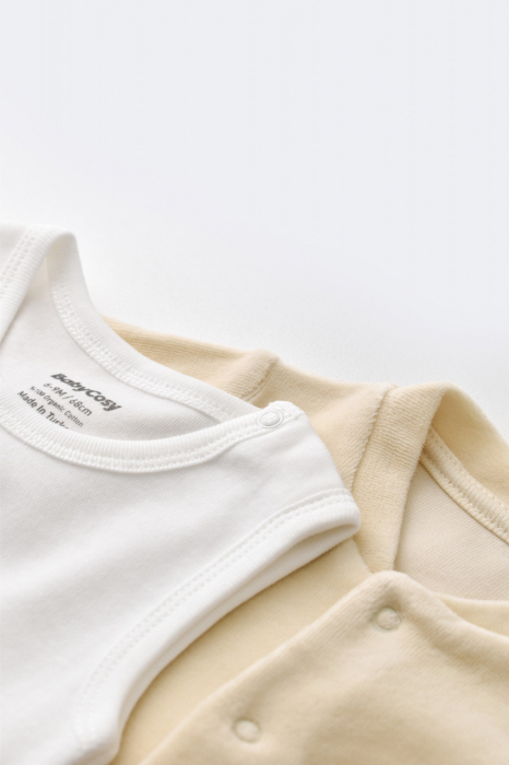 Set broscuta cu salopeta si body din 80%bumbac organic si 20% poliester - crem, babycosy - imagine produs HeiBebe.ro [8]