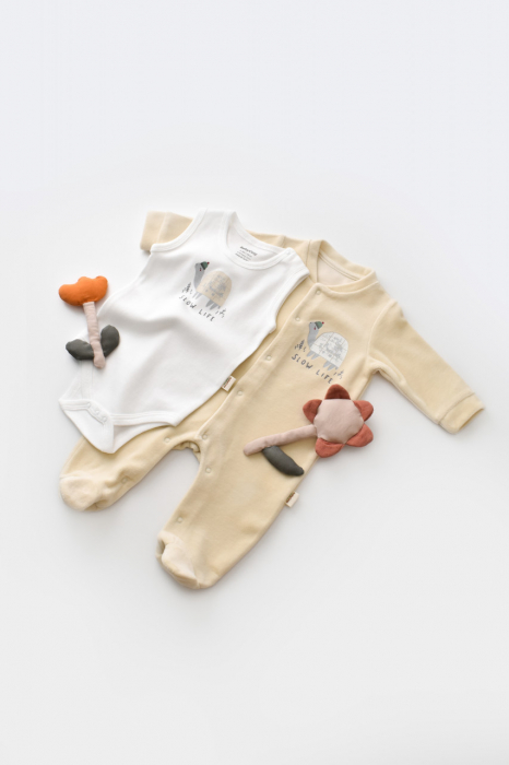 Set broscuta cu salopeta si body din 80%bumbac organic si 20% poliester - crem, babycosy - imagine produs HeiBebe.ro [2]