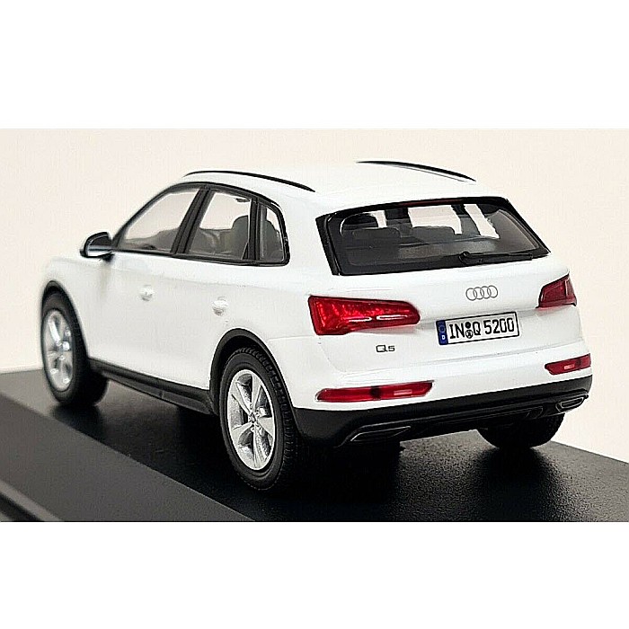 Macheta auto Audi Q5 2017 alb ibis, 1:43 Spark Dealer edition [4]