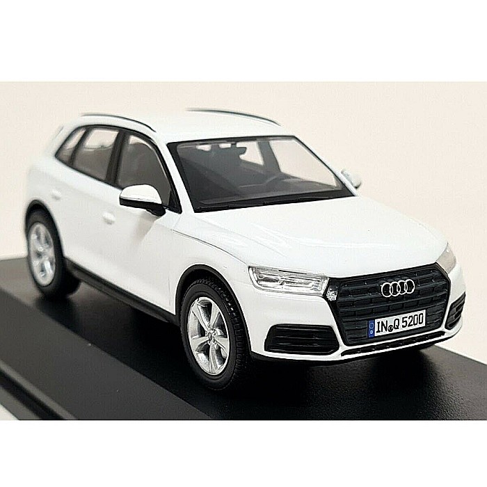 Macheta auto Audi Q5 2017 alb ibis, 1:43 Spark Dealer edition [2]