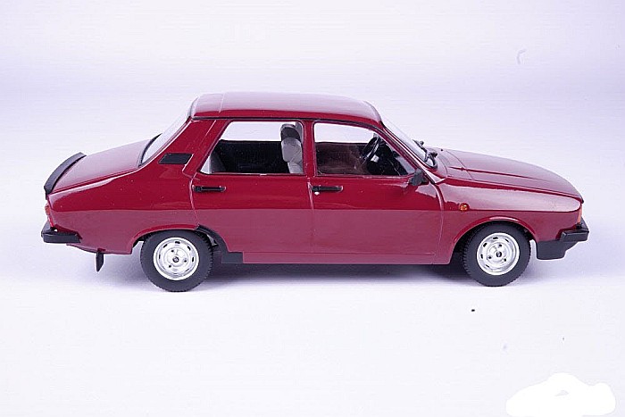 Macheta auto Dacia 1310L visinie, din 1993, scara 1:18, Triple9 Collection [3]