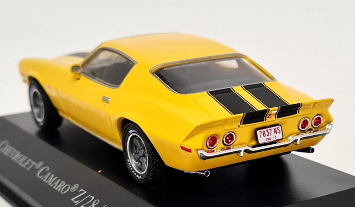 Macheta auto Chevrolet Camaro Z/28 1970, galben cu 2 dungi negre, scara 1:43, cu vitrina [4]
