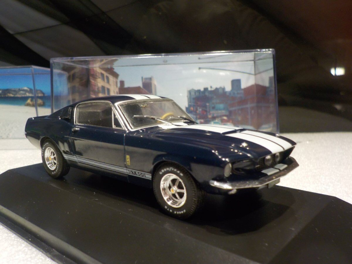 Macheta Auto Ford Mustang Shelby GT500 Coupe 1967 – Negru-Alb cu Vitrina, Scara 1:43 [3]