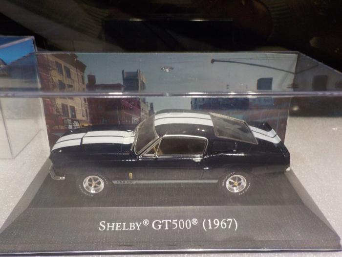 Macheta Auto Ford Mustang Shelby GT500 Coupe 1967 – Negru-Alb cu Vitrina, Scara 1:43 [6]